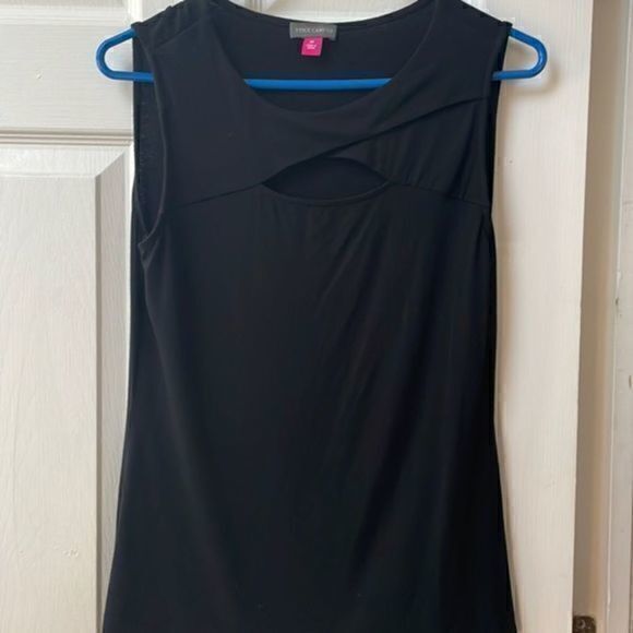 Vince Camuto black top with cut out - Picture 1 of 4